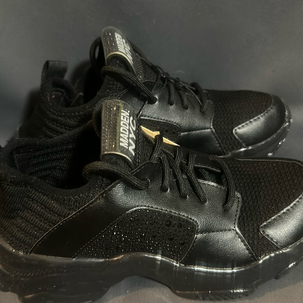 MADDEN NYC RHINESTONE SNEAKER: BLACK: NEW WITH TAGS: SIZE 6